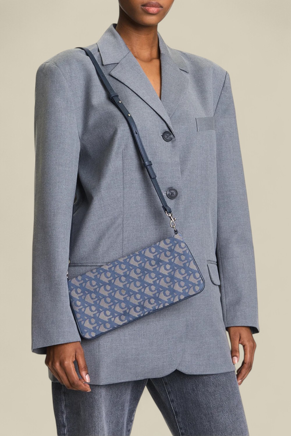 תמונת כל הלוק של תיק כתף מיני